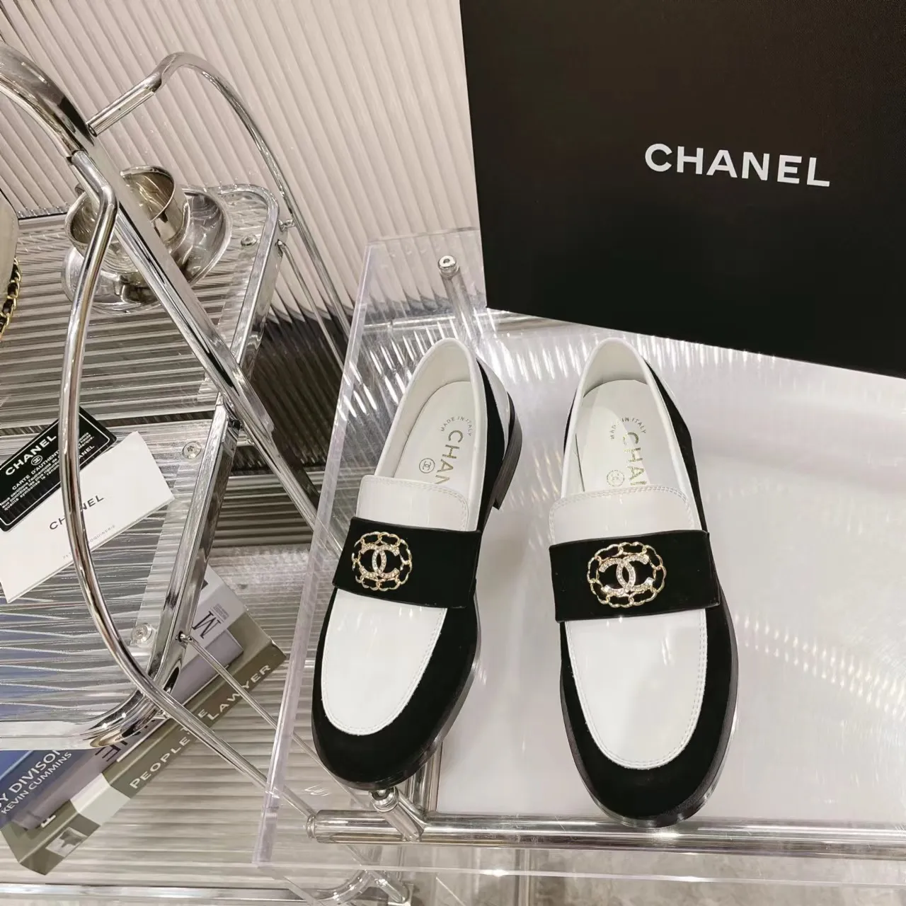 👟👟Ex-factory price 560👟👟Chanel Chanel 22K autumn and winter latest vintage retro double C buckle chain small gold ball loafers Dream Back to Campus series, the same style as the end of the year celebrities, delicate on the feet, invincible and easy to wear, small round toe atmosphere and simplicity, leather upper design, integrated chain with diamond small fragrance logo, very unique.  …………………………………………………… ❶Material: imported first-layer cowhide ➕cow patent leather + sheep leather ❷Lining: sheepskin ❸Feet: sheepskin ❹Outsole: original leather outsole ❺Heel height: 2.5cm ❻Packaging: Original full set of packaging ❼Number: 35-41 (40 41 custom-made, non-returnable) ☀Color: 4 colors